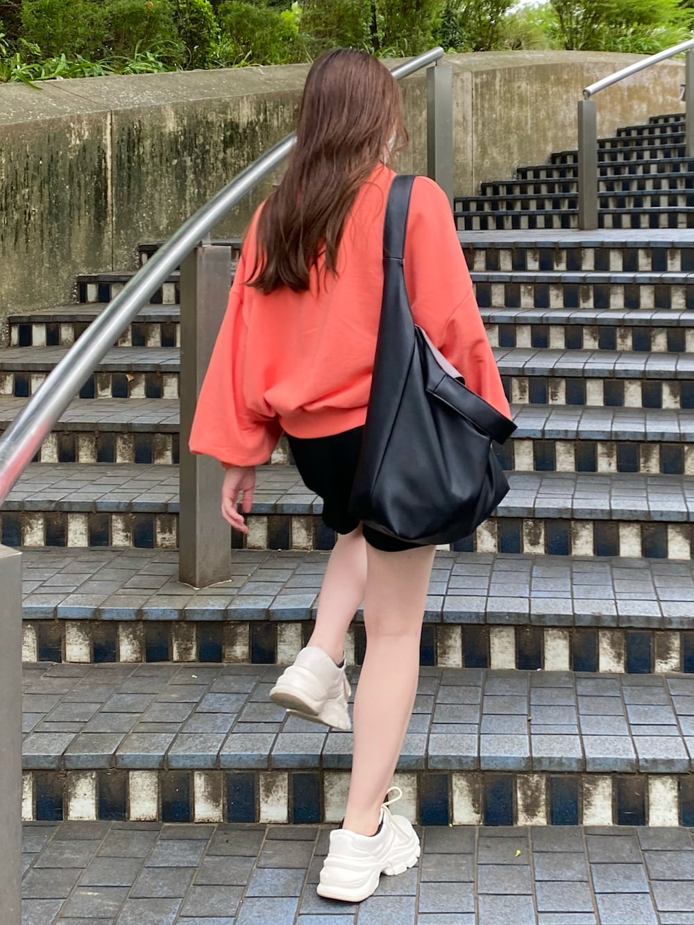 「大人カジュアル、シンプルコーデ、低身長コーデ、オレンジ、スウェット、ハーフパンツ、ストリート、プチプラ、スニーカー、UNIQLO、ビッグシルエット、韓国ファッション、ロンT、ビタミンカラー、トートバッグ」｜「nokchaのアイテム（スウェット、オレンジ系）」を使った、aiさん（レディース・153cm）の秋コーディネートの4枚目の写真