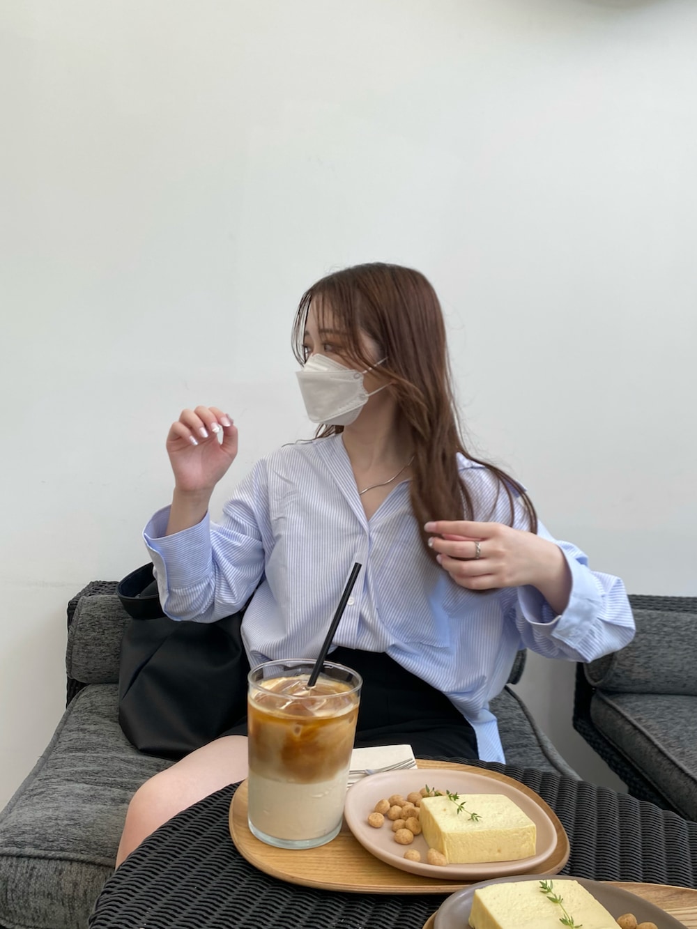 ブラック系のサンダル、ブラック系のパンツ、ブラック系のトートバッグを着用したレディースの夏コーディネートの3枚目の写真