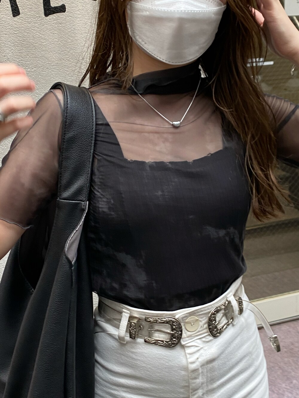 ホワイト系のデニムパンツ、ブラック系のキャミソール、ブラック系のTシャツ/カットソーを着用したレディースの秋コーディネートの4枚目の写真