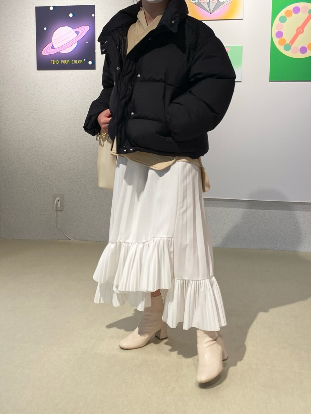 「未来のWEARISTAプロジェクト、ホワイトコーデ、ブーツ、フレアスカート、モード、レイヤードスタイル、シンプルコーデ、マイベストコーデ2021、休日コーデ、ダウンジャケット、オールホワイト、モノトーン、ショートブーツ、低身長コーデ、淡色コーデ」｜「MOUSSYのSHORT PUFFER ジャケット（ダウンジャケット/コート、ブラック系）」を使った、aiさん（レディース・153cm）の冬コーディネートの2枚目の写真