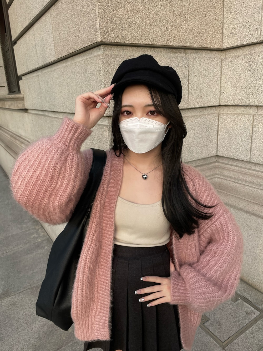 「韓国ファッション、シンプルコーデ、厚底シューズ、ニット、レイヤードスタイル、きれいめカジュアル、キャップ、秋冬コーデ、ビッグシルエット、ロングブーツ、カーディガン、ピンク、ブーツ、ミニスカート、低身長コーデ」｜「GRLのアイテム（スカート、グレー系）」を使った、aiさん（レディース・154cm）の秋コーディネートの3枚目の写真