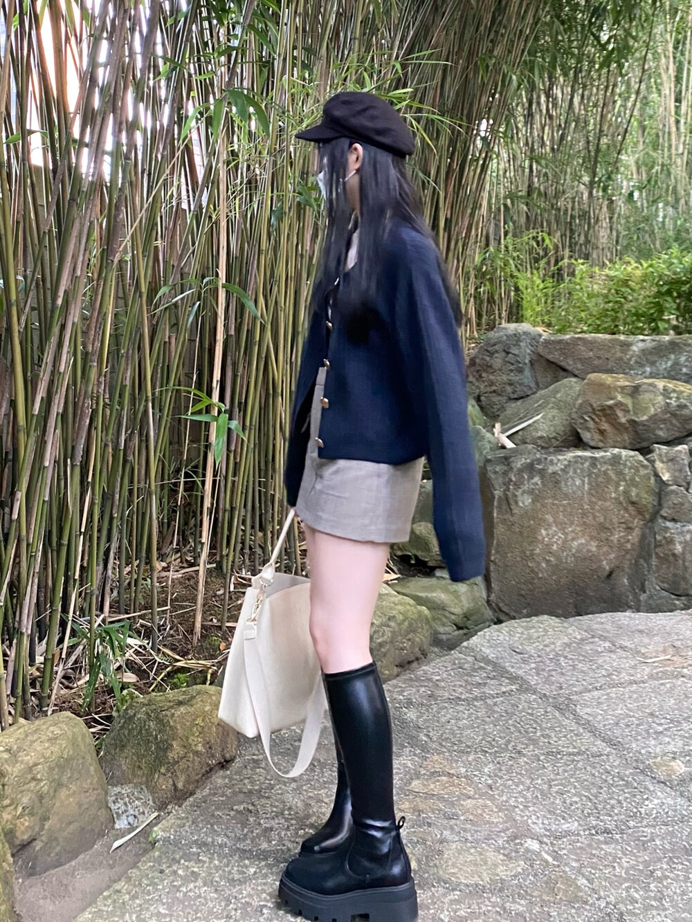 ブルー系のカーディガン/ボレロ、ブラウン系のスカート、ホワイト系のバッグを着用したレディースの秋コーディネートの2枚目の写真