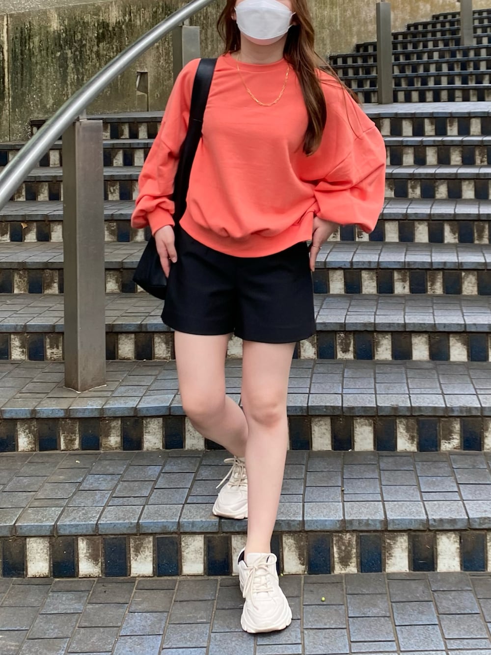 「大人カジュアル、シンプルコーデ、低身長コーデ、オレンジ、スウェット、ハーフパンツ、ストリート、プチプラ、スニーカー、UNIQLO、ビッグシルエット、韓国ファッション、ロンT、ビタミンカラー、トートバッグ」｜「nokchaのアイテム（スウェット、オレンジ系）」を使った、aiさん（レディース・153cm）の秋コーディネートの2枚目の写真