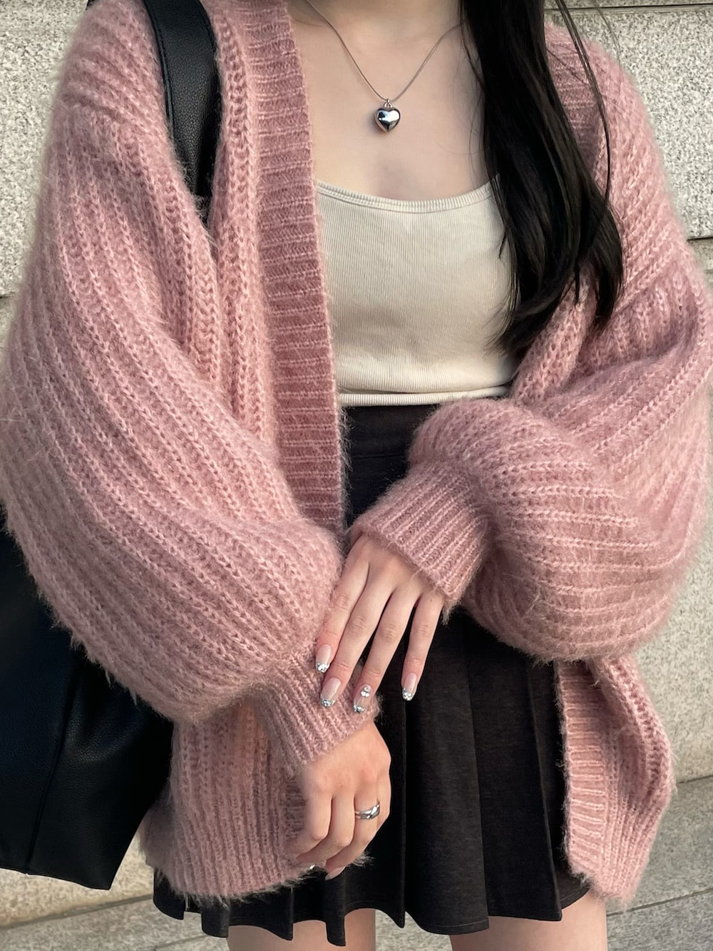 「韓国ファッション、シンプルコーデ、厚底シューズ、ニット、レイヤードスタイル、きれいめカジュアル、キャップ、秋冬コーデ、ビッグシルエット、ロングブーツ、カーディガン、ピンク、ブーツ、ミニスカート、低身長コーデ」｜「GRLのアイテム（スカート、グレー系）」を使った、aiさん（レディース・154cm）の秋コーディネートの4枚目の写真