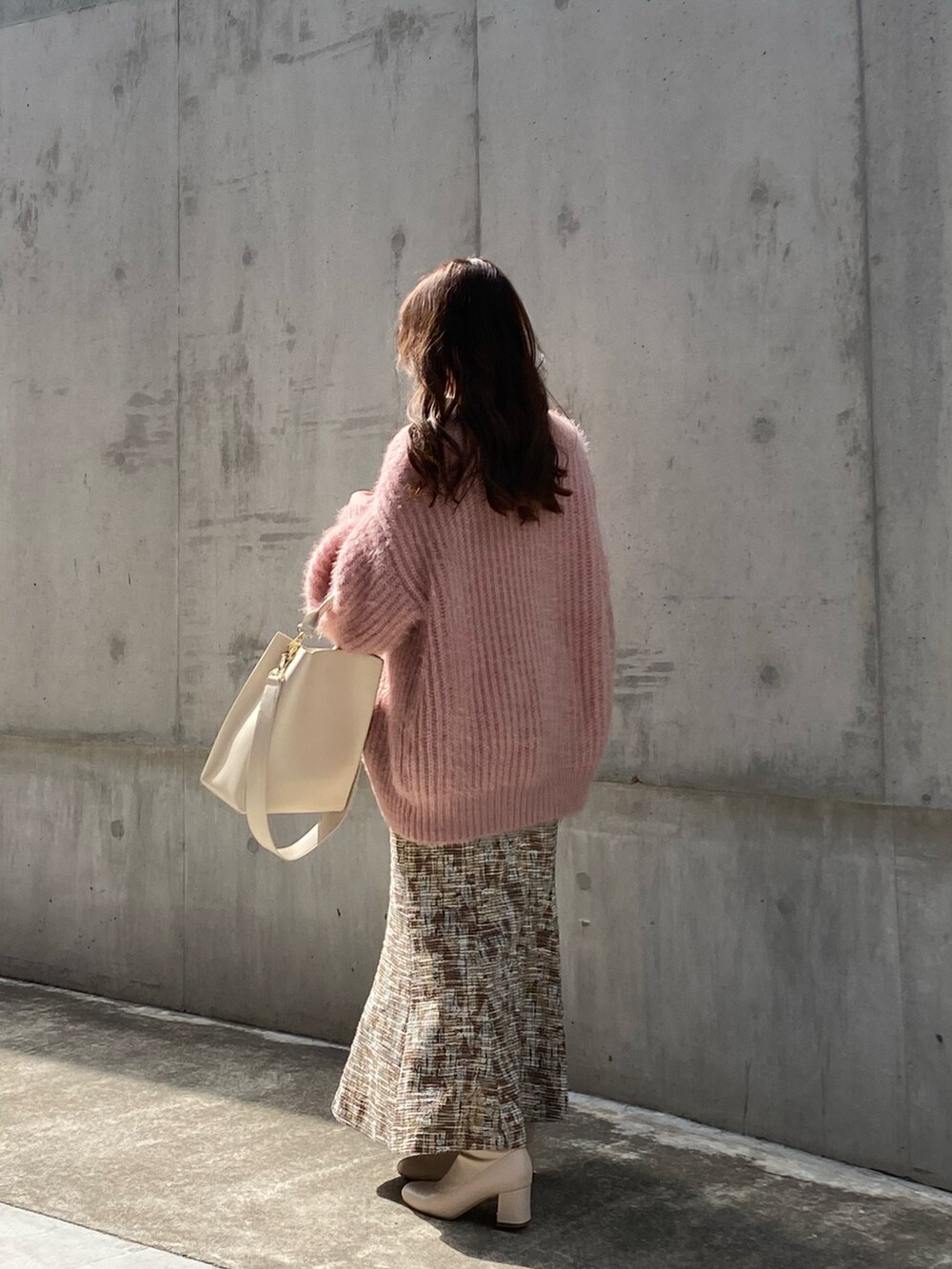 ピンク系のカーディガン/ボレロ、ベージュ系のスカート、ホワイト系のTシャツ/カットソーを着用したレディースの春コーディネートの4枚目の写真