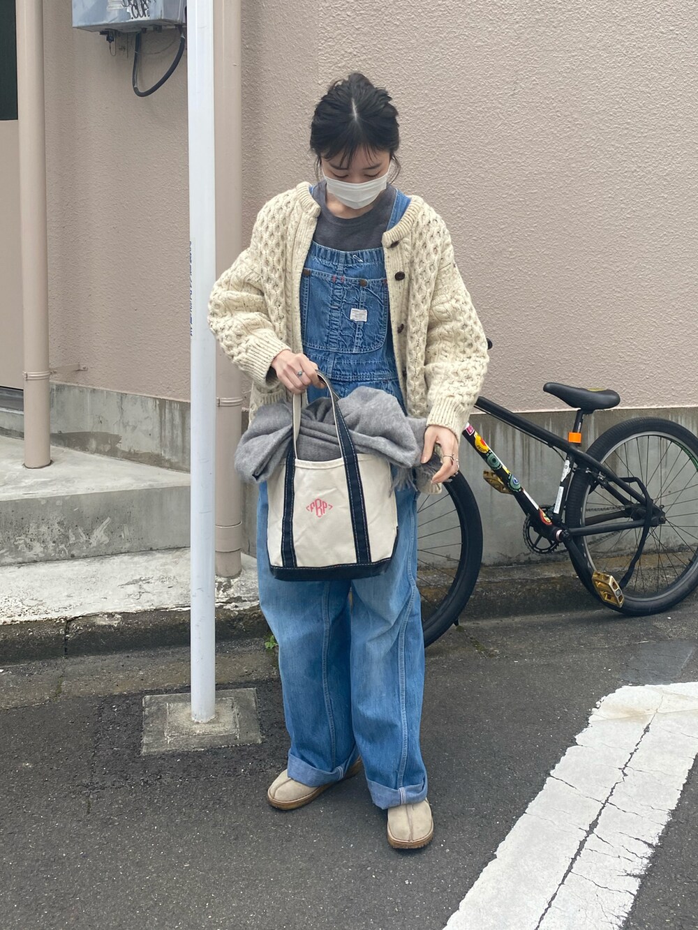 シルバー系のリングを着用したレディースの秋コーディネートの2枚目の写真