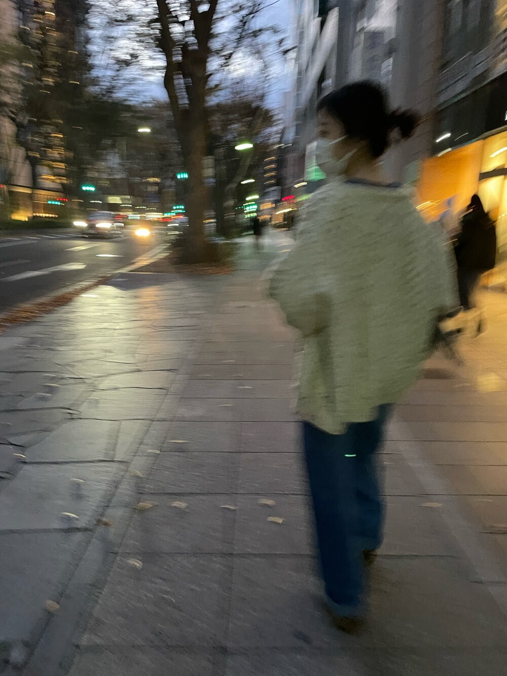 シルバー系のリングを着用したレディースの秋コーディネートの3枚目の写真