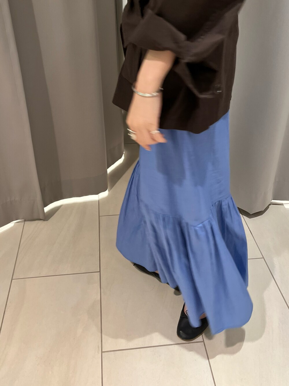 グレー系のジャケット/アウター、ブルー系のスカート、ホワイト系のその他を着用したレディースの春コーディネートの3枚目の写真
