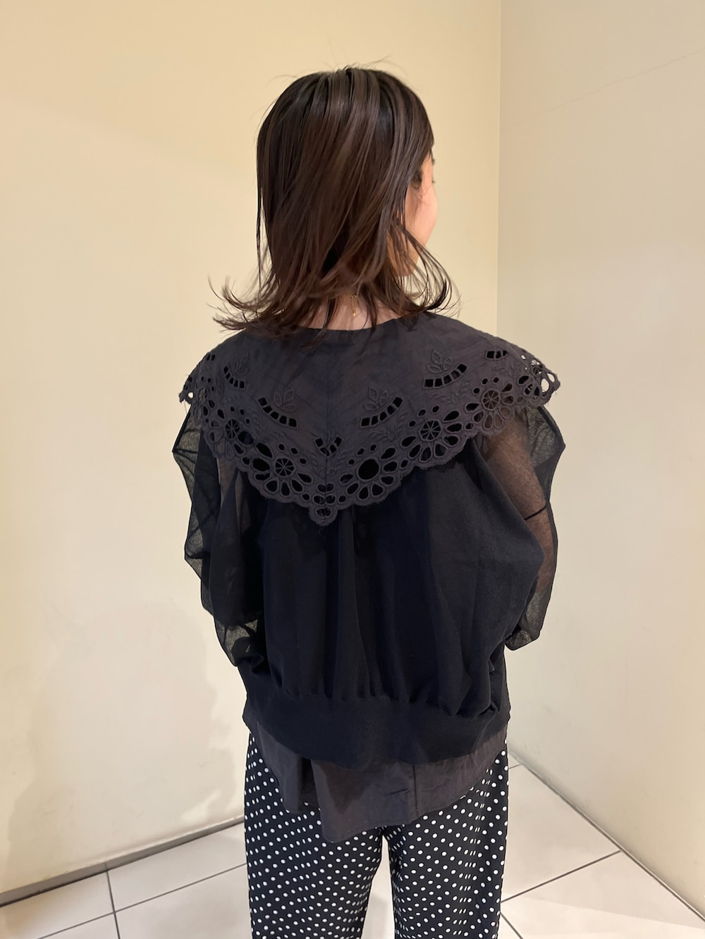 ブラック系のその他パンツ、ゴールド系のパンプス、ブラック系のショルダーバッグを着用したレディースの春コーディネートの3枚目の写真