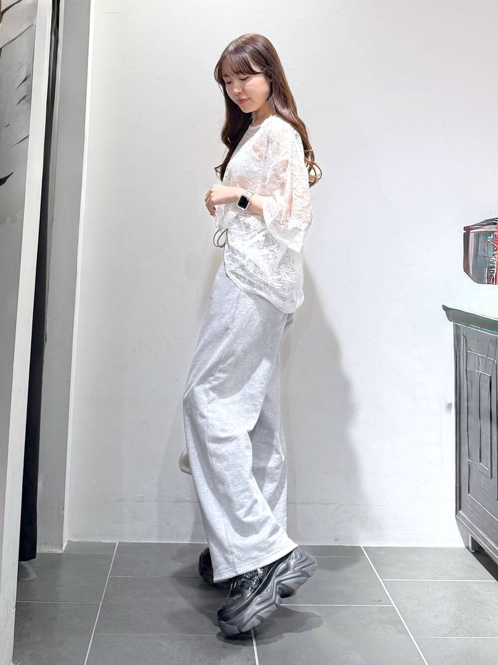 ブラック系のスニーカー、ホワイト系のボストンバッグ、ホワイト系のキャミソールを着用したレディースの春コーディネートの5枚目の写真