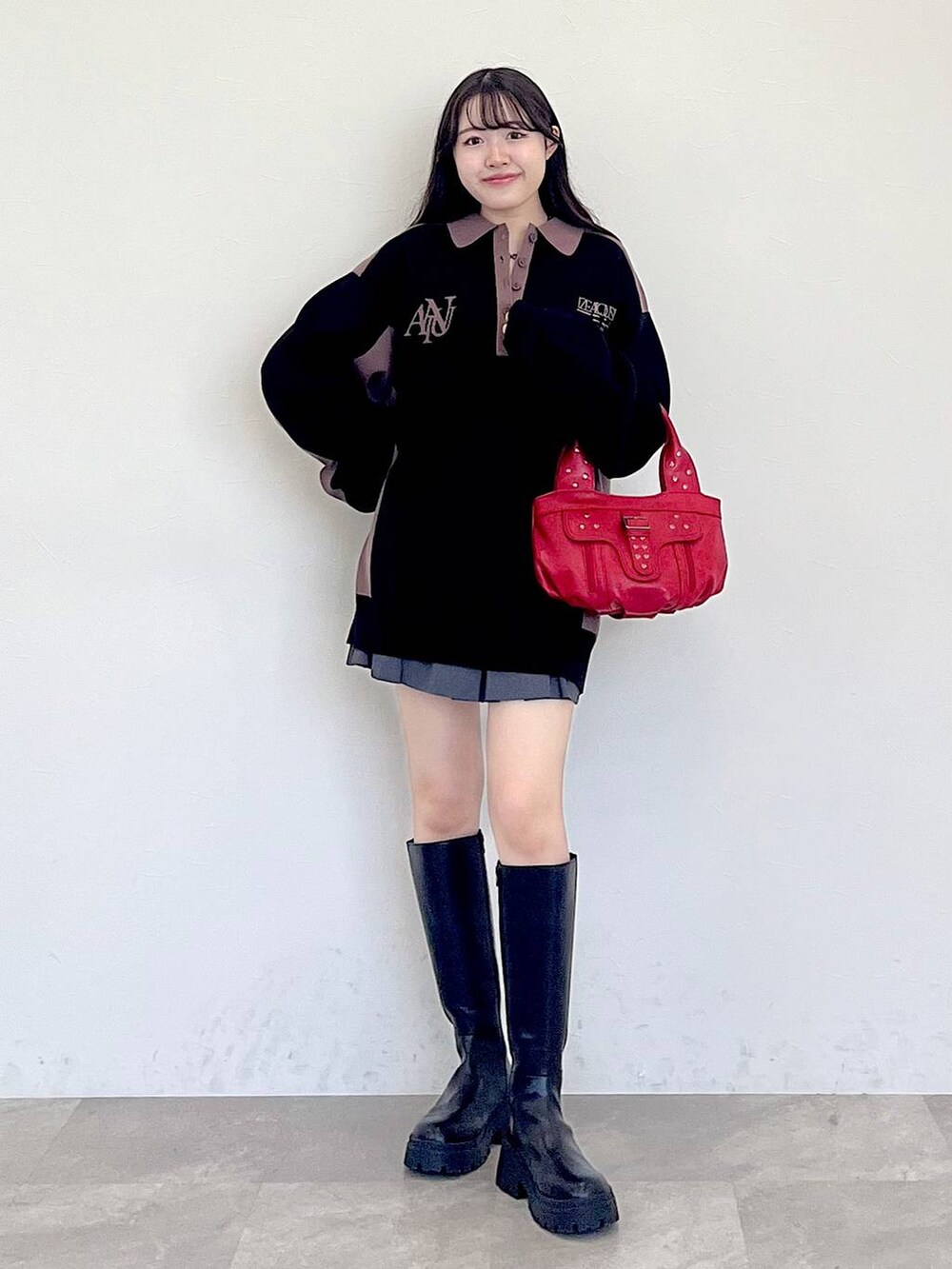 グレー系のその他パンツ、レッド系のハンドバッグ、ブラック系のブーツを着用したレディースの冬コーディネートの2枚目の写真