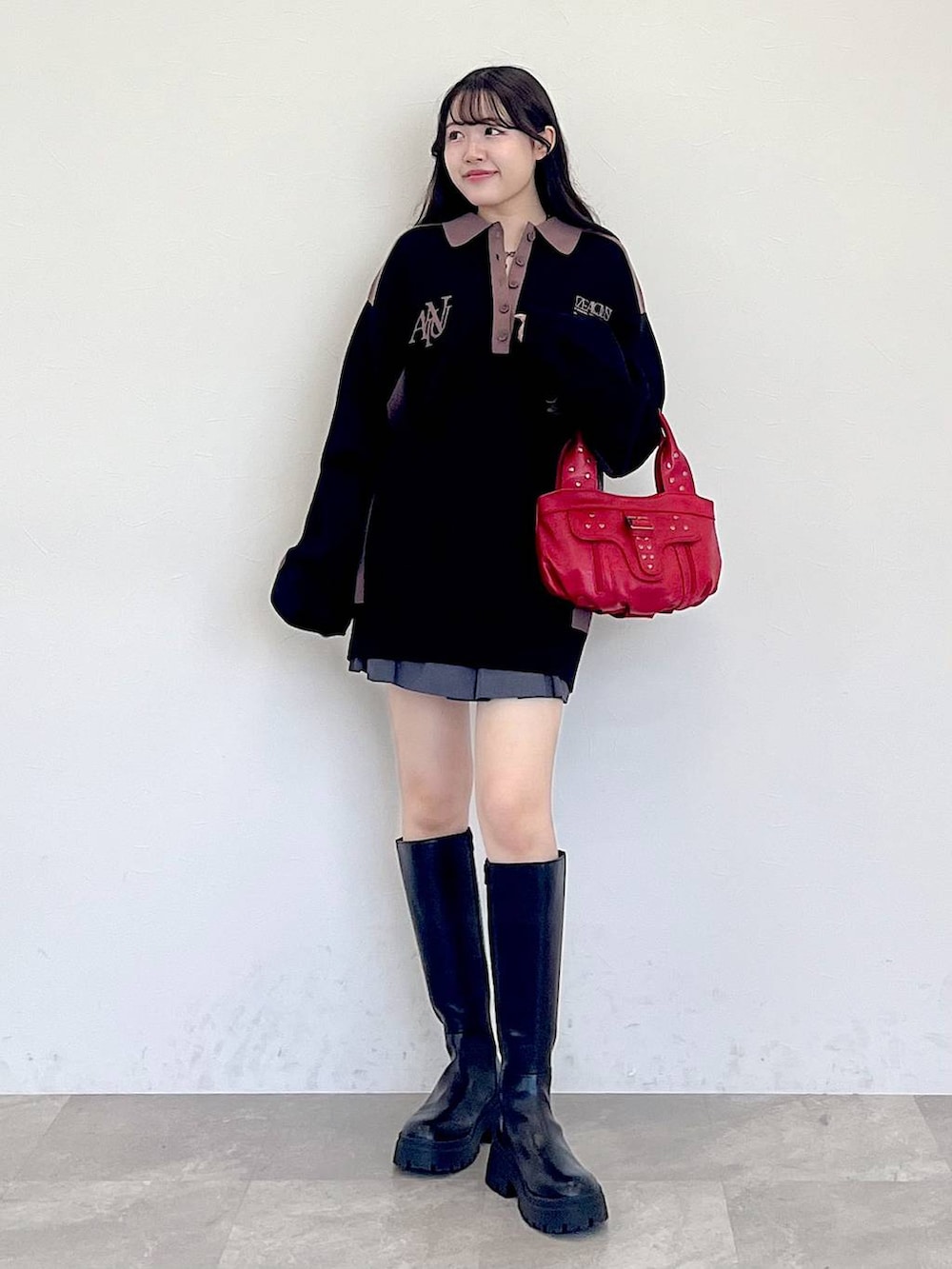 グレー系のその他パンツ、レッド系のハンドバッグ、ブラック系のブーツを着用したレディースの冬コーディネートの3枚目の写真