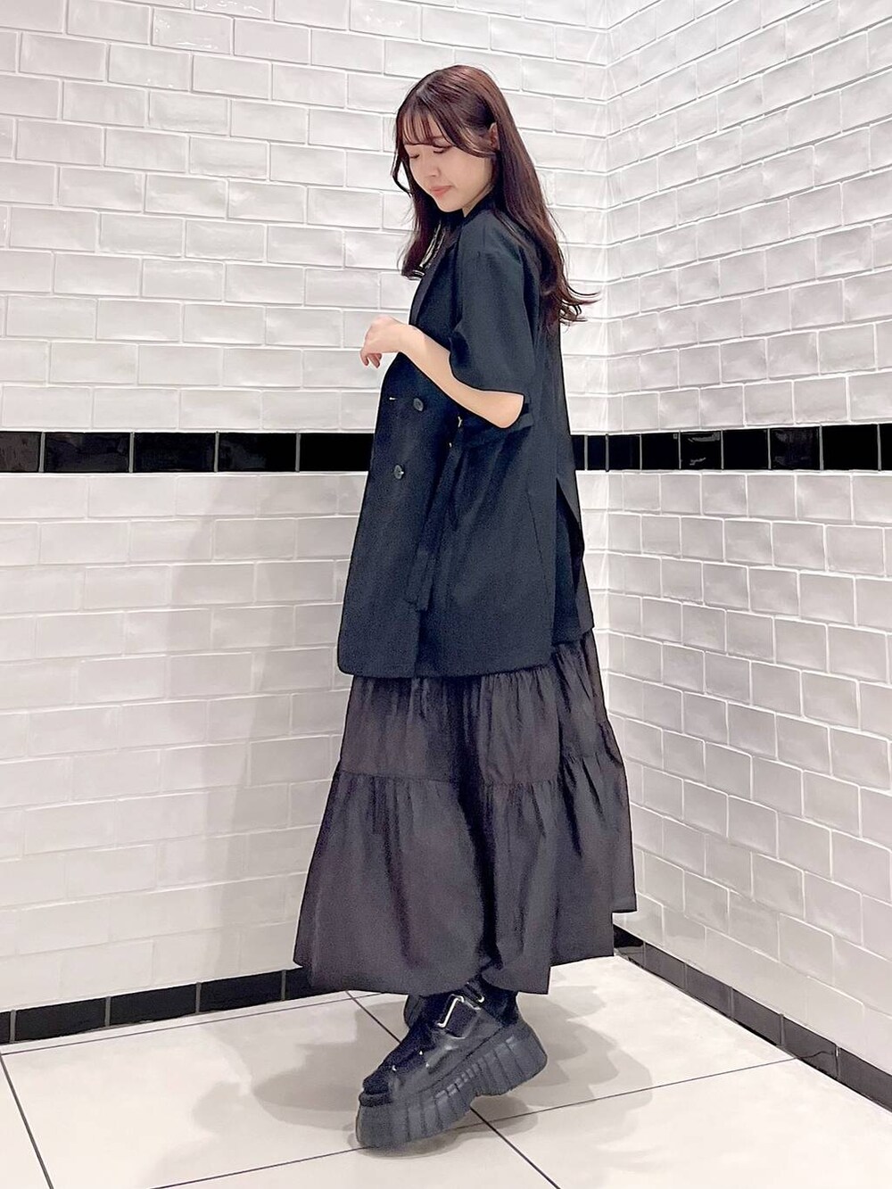 「着痩せ・細見え、きれいめ、高見え、デート/ロマンティック、夏コーデ、モテ、ベーシック/シンプル、カジュアル、PAGEBOY、骨格ストレート_PAGEBOY、ブルベ夏_PAGEBOY、キュート_PAGEBOY、ジャケット、ワンピース、キャミワンピース」｜「PAGEBOYのラインソールスポサン（スニーカー、ブラック系）」を使った、Rukaさん（レディース・160cm）の夏コーディネートの5枚目の写真