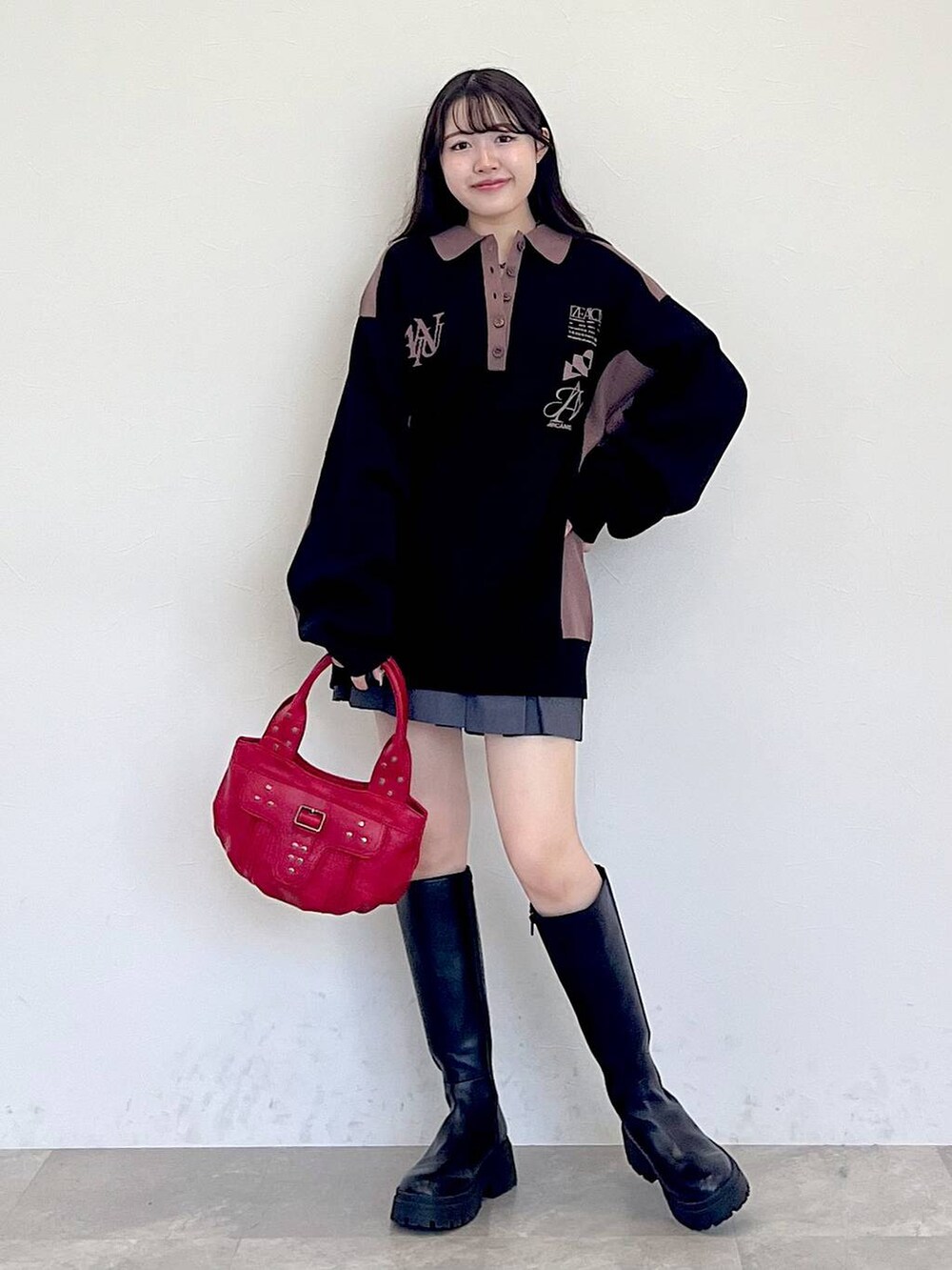 グレー系のその他パンツ、レッド系のハンドバッグ、ブラック系のブーツを着用したレディースの冬コーディネートの4枚目の写真