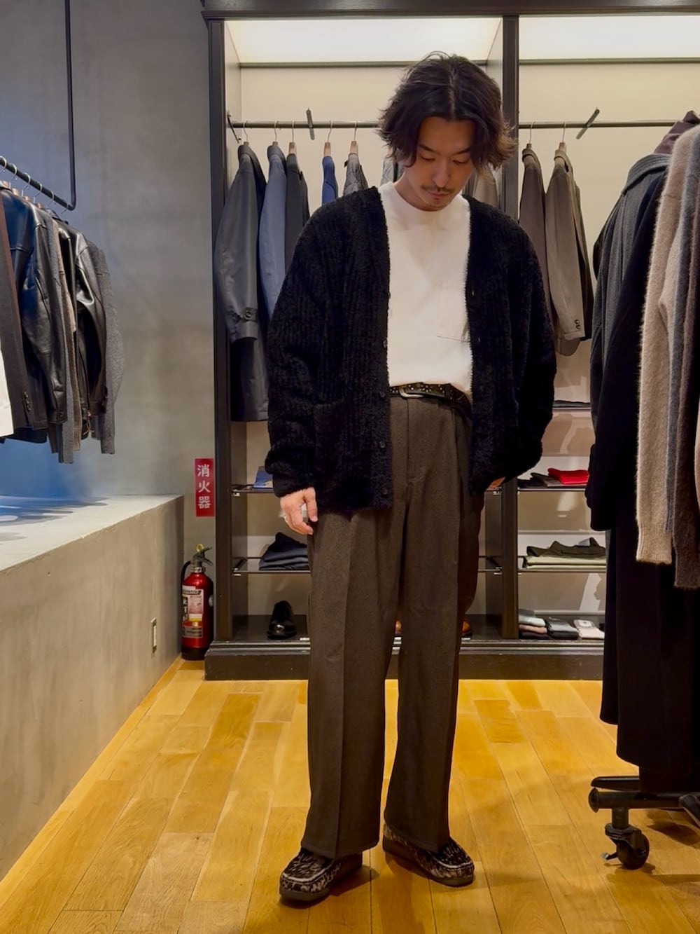 ブラック系のニット/セーター、ブラウン系のその他パンツを着用したメンズの秋コーディネートの2枚目の写真