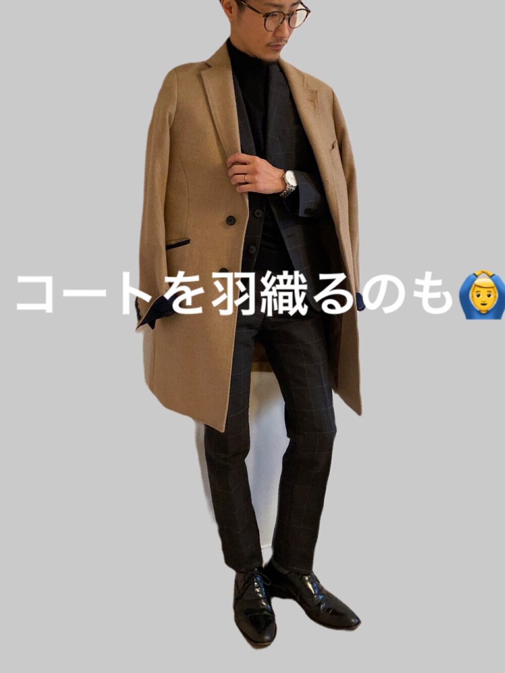 グレー系のジャケット/アウター、ブラック系のニット/セーターを着用したメンズの冬コーディネートの2枚目の写真