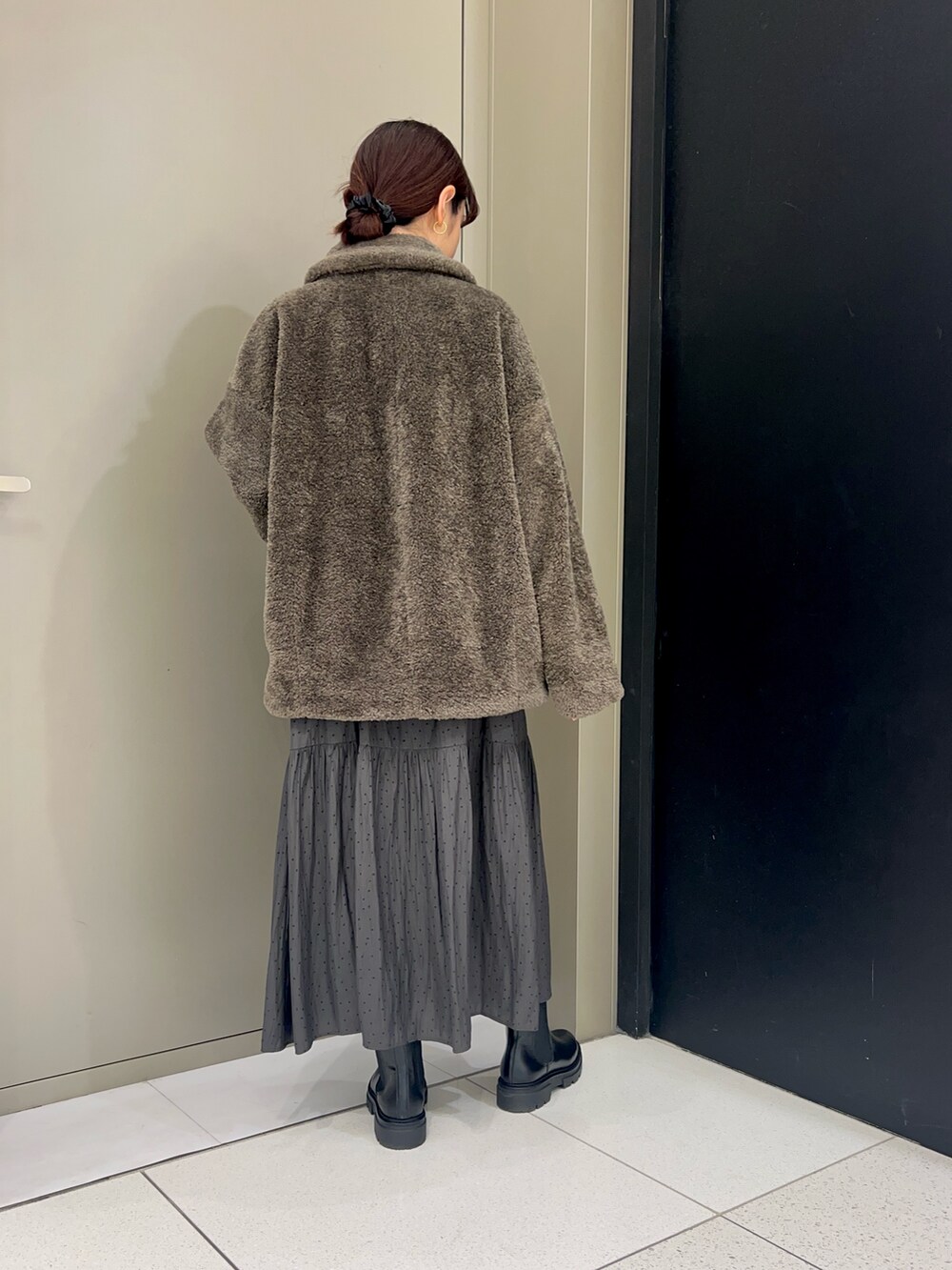 グレー系のその他アウター、グレー系のワンピースを着用したレディースの秋コーディネートの3枚目の写真