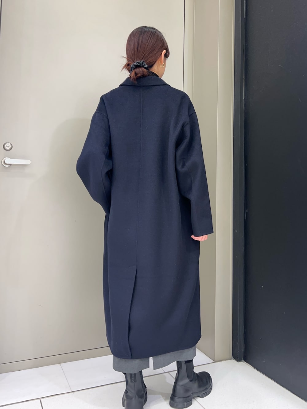 ブルー系のその他アウター、グレー系のワンピース、ブラック系のTシャツ/カットソーを着用したレディースの秋コーディネートの2枚目の写真