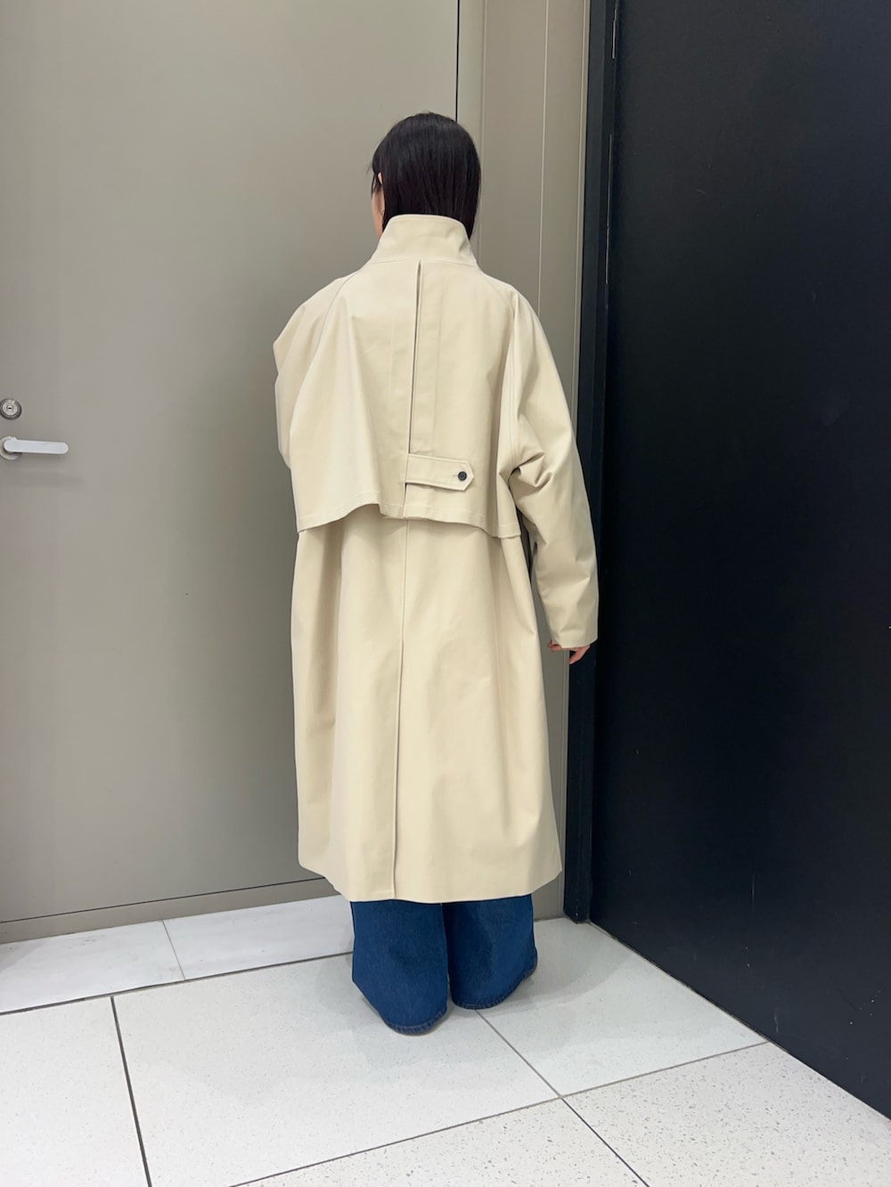 ベージュ系のその他アウター、その他のシャツ/ブラウス、ブルー系のデニムパンツを着用したレディースの春コーディネートの3枚目の写真