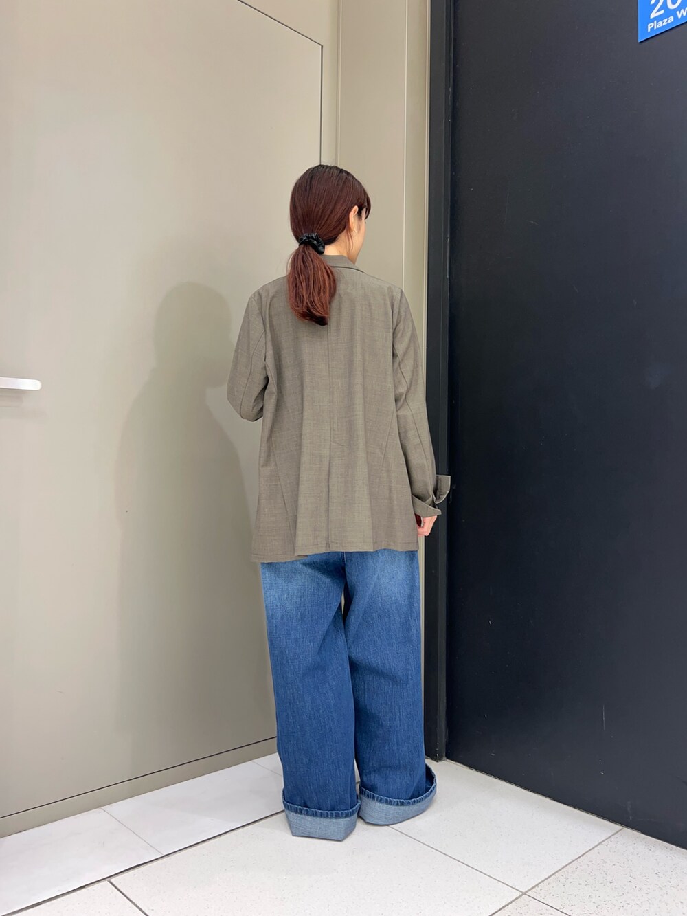 ホワイト系のトップス、ブラウン系のその他アウター、ブルー系のデニムパンツを着用したレディースの秋コーディネートの2枚目の写真