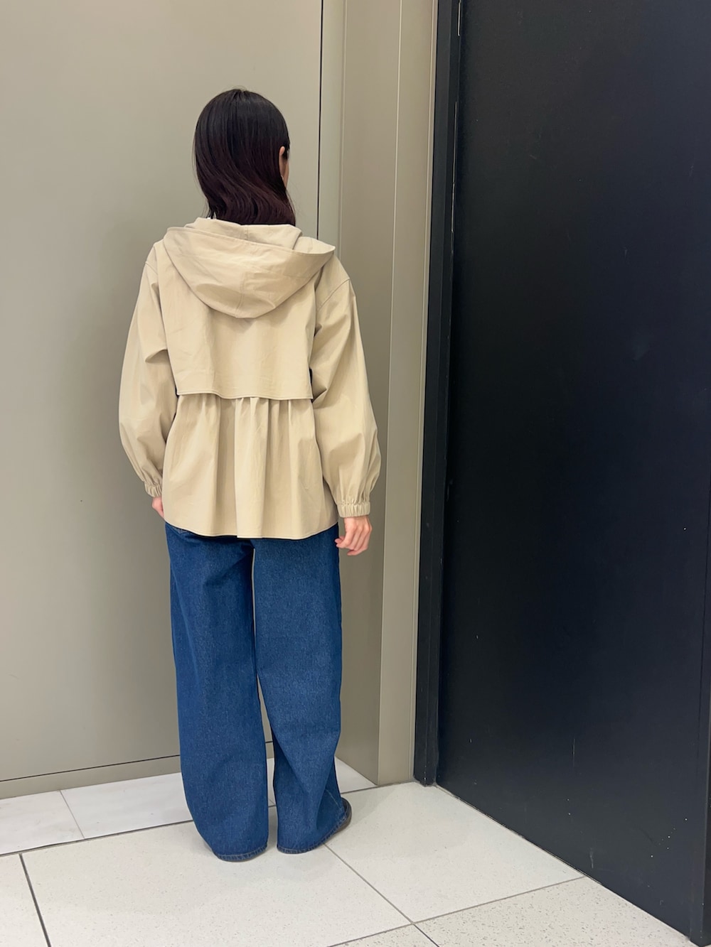 ホワイト系のTシャツ/カットソー、ベージュ系のその他アウター、ブルー系のデニムパンツを着用したレディースの春コーディネートの2枚目の写真