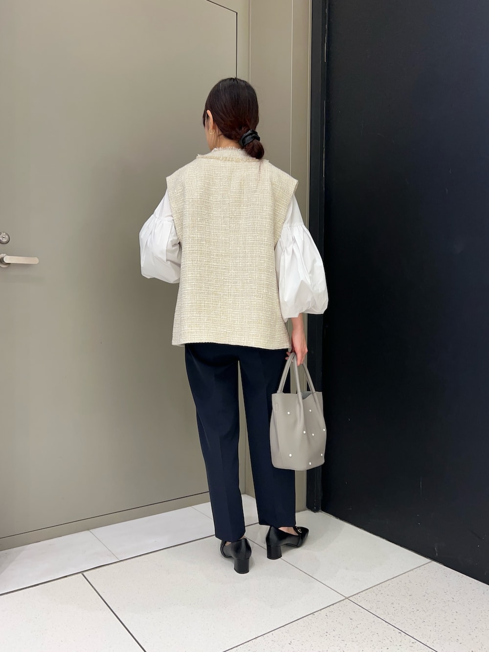 ホワイト系のシャツ/ブラウス、ベージュ系のベスト、ブルー系のその他パンツを着用したレディースの冬コーディネートの2枚目の写真