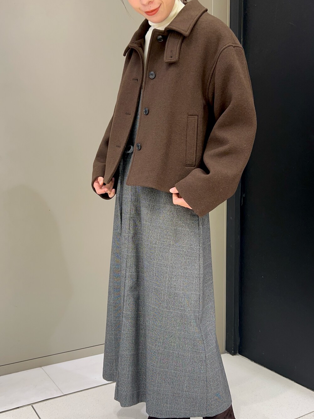 ブラウン系のその他アウター、ホワイト系のニット/セーター、その他のワンピースを着用したレディースの秋コーディネートの2枚目の写真