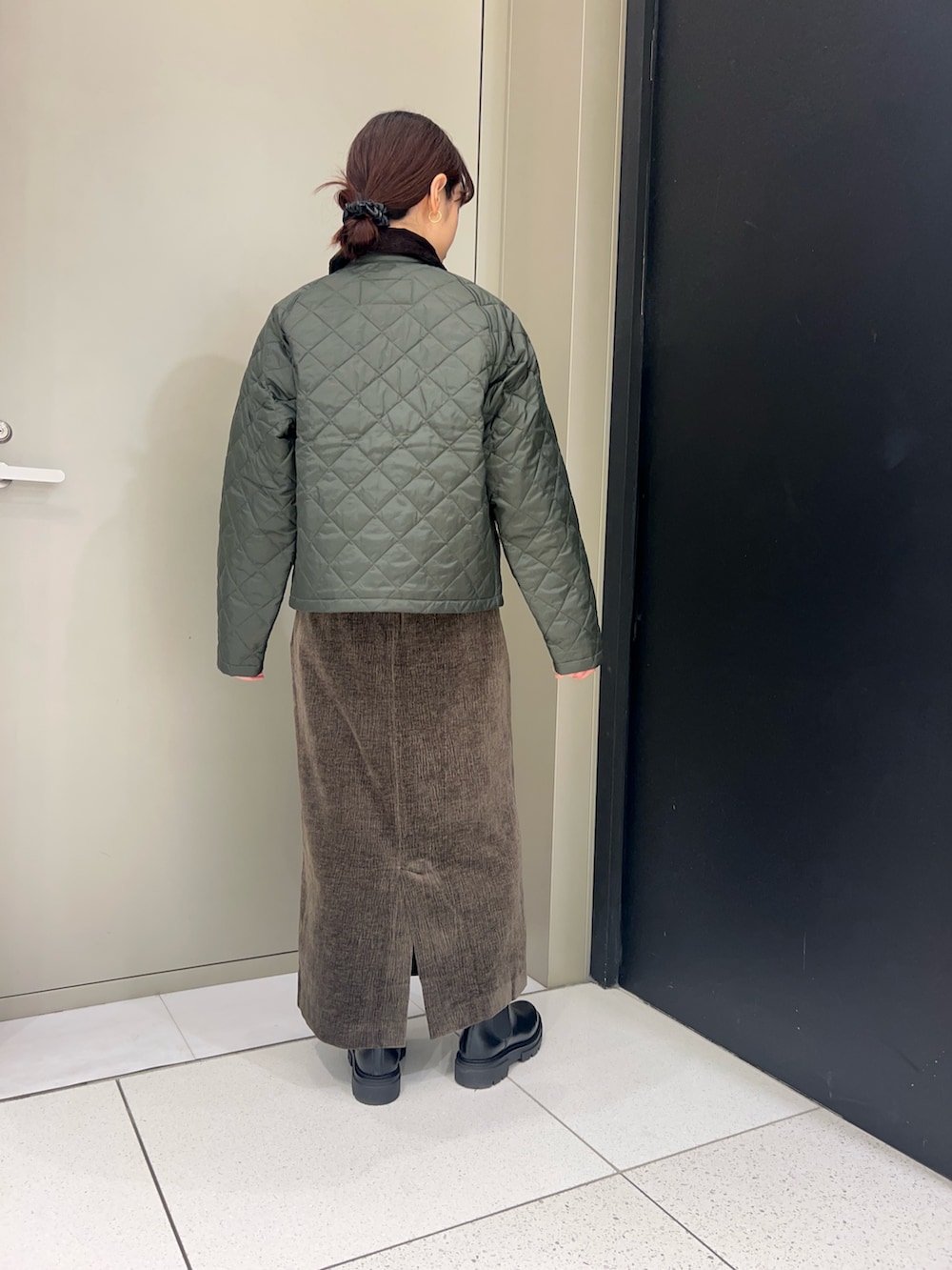 グリーン系のその他アウター、ブラウン系のスカートを着用したレディースの秋コーディネートの3枚目の写真