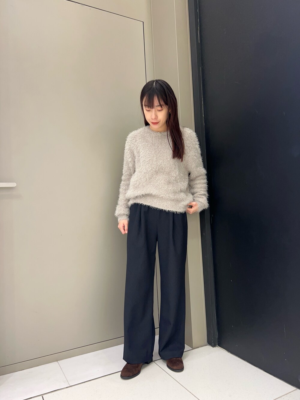 グレー系のニット/セーター、ブルー系のその他パンツを着用したレディースの冬コーディネートの2枚目の写真