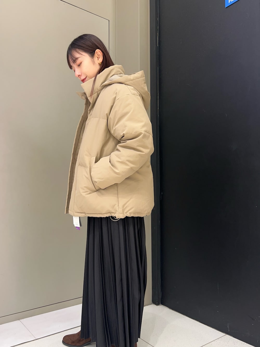 ブラウン系のダウンジャケット/コートを着用したレディースの冬コーディネートの3枚目の写真