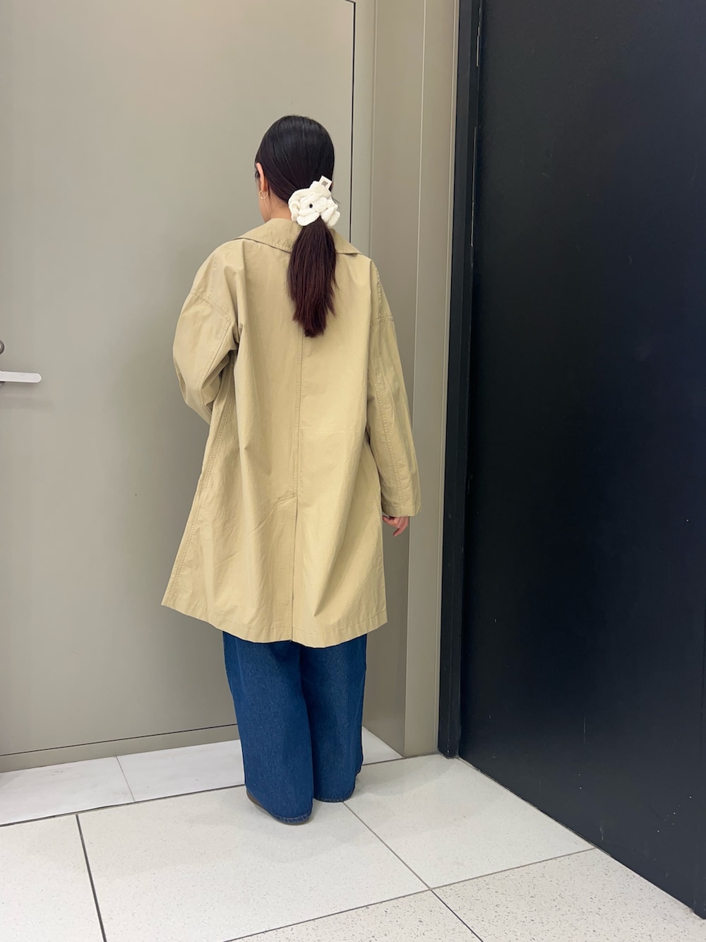 ベージュ系のその他アウターを着用したレディースの春コーディネートの2枚目の写真