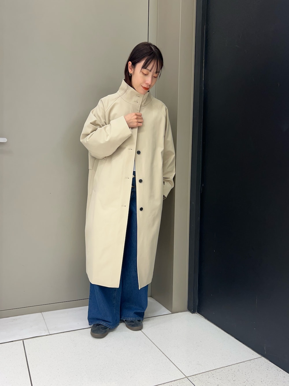 ベージュ系のその他アウター、その他のシャツ/ブラウス、ブルー系のデニムパンツを着用したレディースの春コーディネートの2枚目の写真