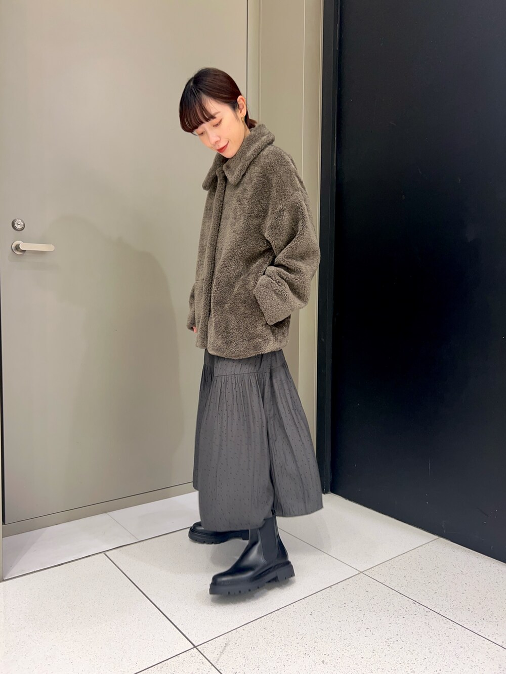 グレー系のその他アウター、グレー系のワンピースを着用したレディースの秋コーディネートの2枚目の写真