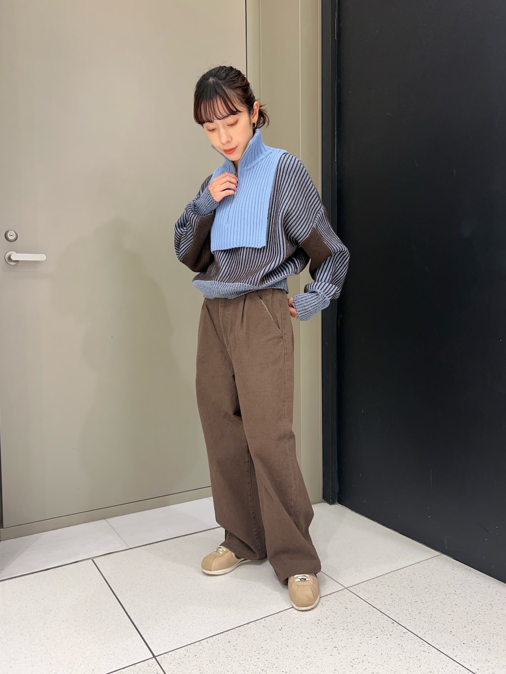 ブルー系のニット/セーター、ブラウン系のその他パンツを着用したレディースの秋コーディネートの2枚目の写真