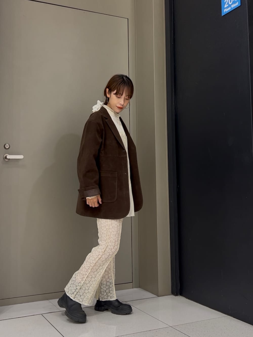 ブラウン系のその他アウター、ホワイト系のシャツ/ブラウス、ホワイト系のその他パンツを着用したレディースの秋コーディネートの2枚目の写真