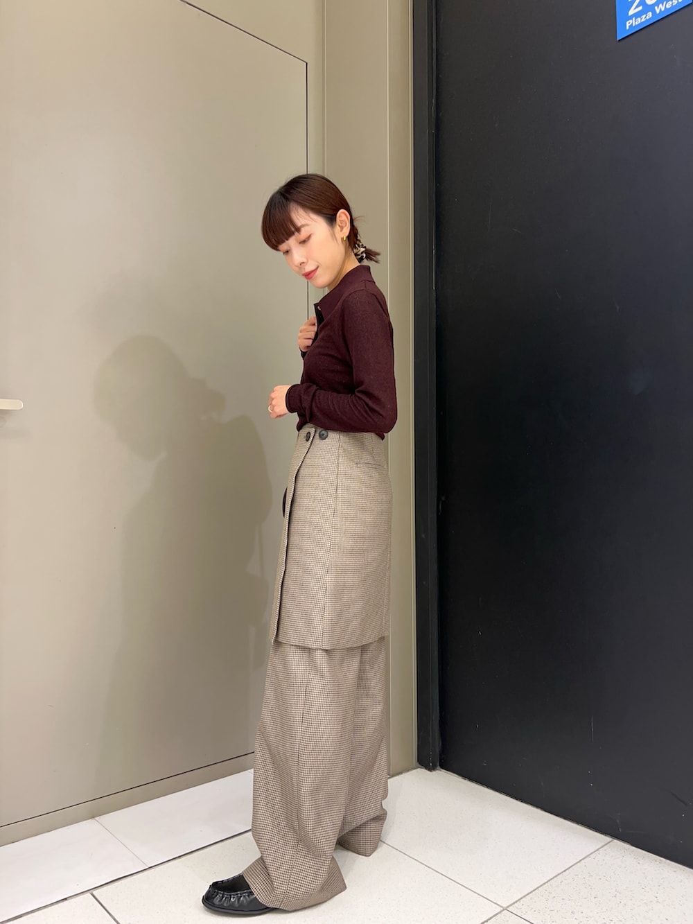 ブラウン系のシャツ/ブラウス、グリーン系のスカート、グリーン系のその他パンツを着用したレディースの秋コーディネートの3枚目の写真