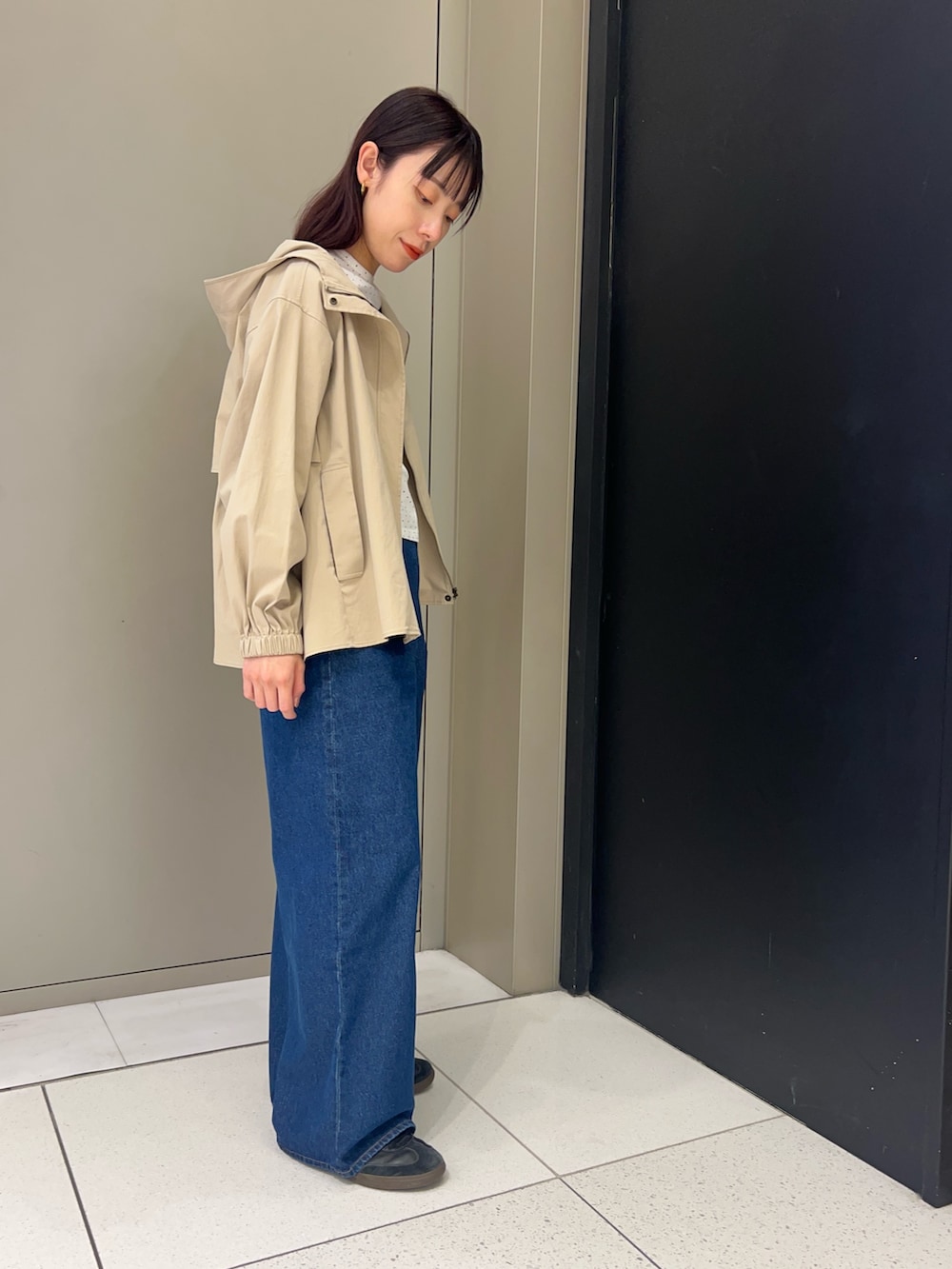 ホワイト系のTシャツ/カットソー、ベージュ系のその他アウター、ブルー系のデニムパンツを着用したレディースの春コーディネートの3枚目の写真