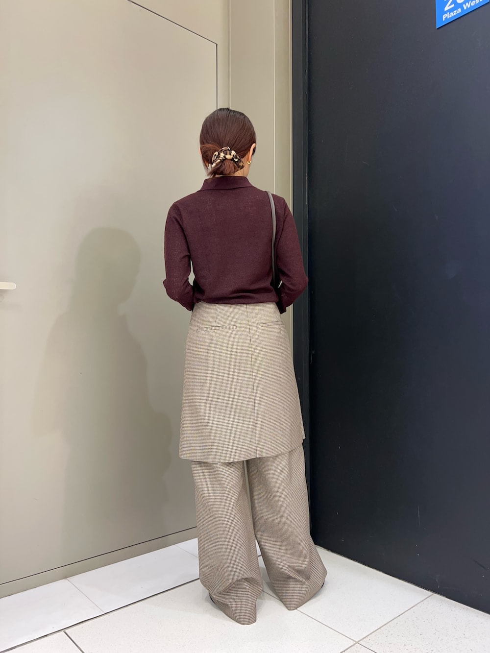 ブラウン系のシャツ/ブラウス、グリーン系のスカート、グリーン系のその他パンツを着用したレディースの秋コーディネートの2枚目の写真