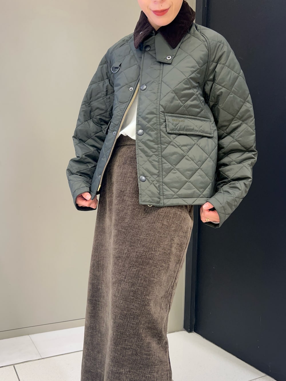 グリーン系のその他アウター、ブラウン系のスカートを着用したレディースの秋コーディネートの4枚目の写真