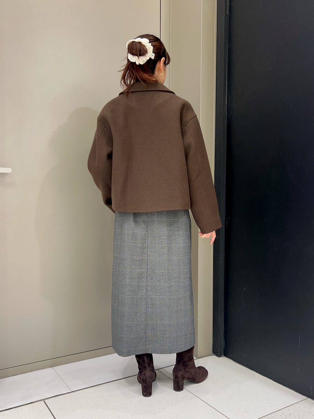 ブラウン系のその他アウター、ホワイト系のニット/セーター、その他のワンピースを着用したレディースの秋コーディネートの3枚目の写真