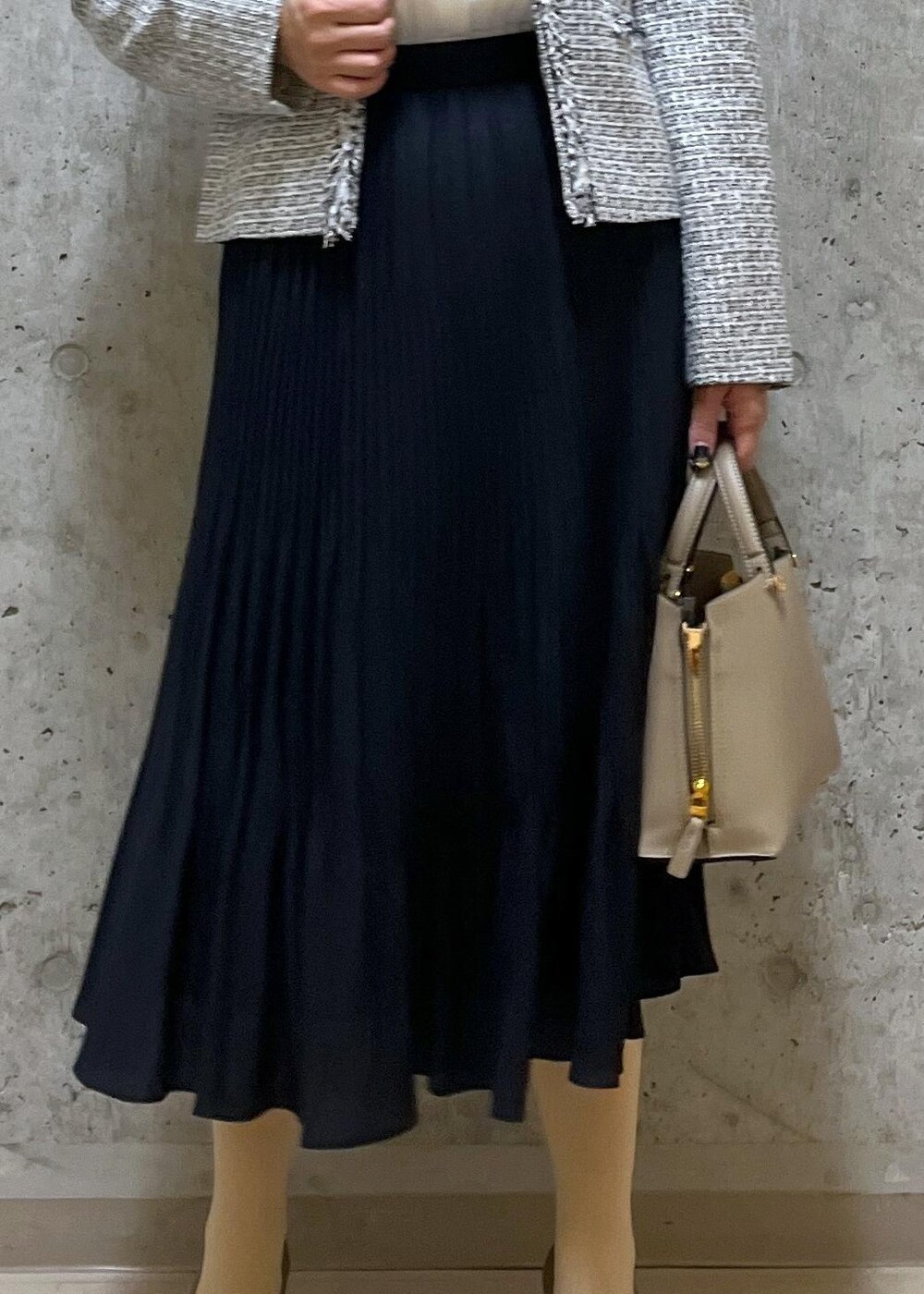 「西宮阪急、153cm、ブラウス、ホワイト、ジャケット、ノーカラー、ネイビー、フレアスカート、Y BAG、セレモニー、入卒園、通勤、お出かけ、～155cm、低身長」｜「ROPE'のVカットポインテッドパンプス（パンプス、ベージュ系）」を使った、HARUさん（レディース・153cm）の冬コーディネートの5枚目の写真