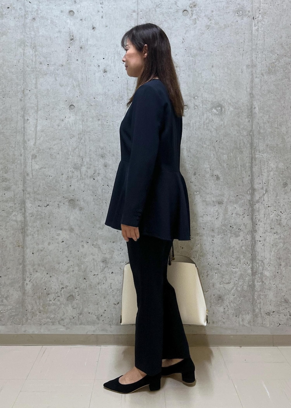 ホワイト系のトートバッグ、ブルー系のその他パンツ、ブルー系のシャツ/ブラウスを着用したレディースの秋コーディネートの2枚目の写真