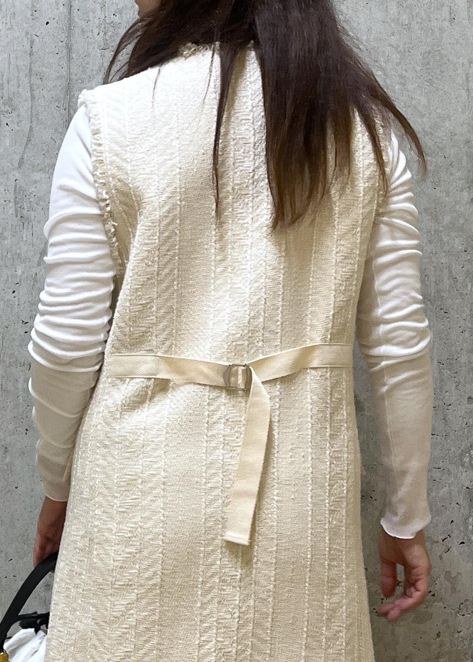 ブラック系のハンドバッグ、ホワイト系のパンプス、ホワイト系のTシャツ/カットソーを着用したレディースの春コーディネートの5枚目の写真