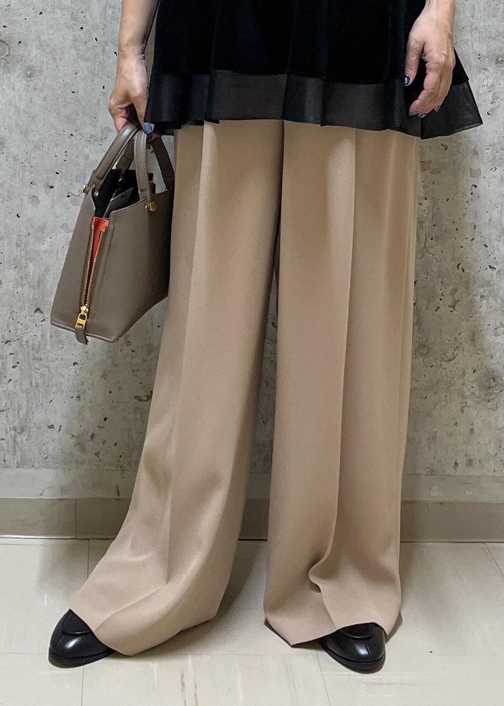 ブラウン系のハンドバッグ、ベージュ系のその他パンツ、ブラック系のローファーを着用したレディースの秋コーディネートの5枚目の写真