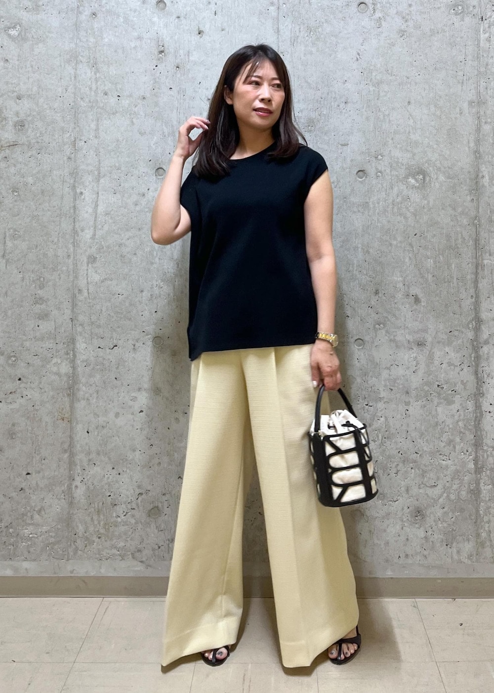 「ブラック、ホワイト、ジャケット、ベルト付き、ROPÉ、ミニバッグ、24SS夏の新作、イエベ、～155cm、低身長、骨格ウェーブ、スーツ、きれいめ、ニット、ワイドパンツ」｜「ROPE'の【雑誌掲載】Ariel Sandal（アリエル サンダル）（サンダル、ブラック系）」を使った、HARUさん（レディース・153cm）の春コーディネートの4枚目の写真