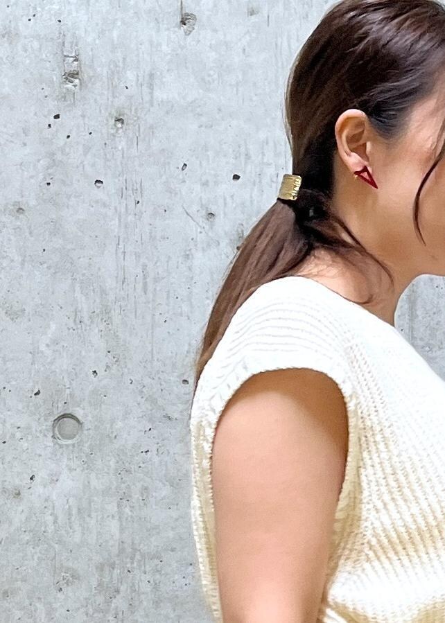 レッド系のパンプス、グレー系のハンドバッグ、ホワイト系のベストを着用したレディースの夏コーディネートの6枚目の写真