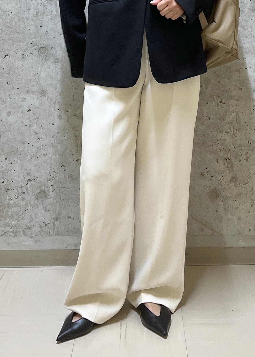 ブラック系のパンプス、ベージュ系のバックパック/リュック、ベージュ系のその他パンツを着用したレディースの冬コーディネートの6枚目の写真