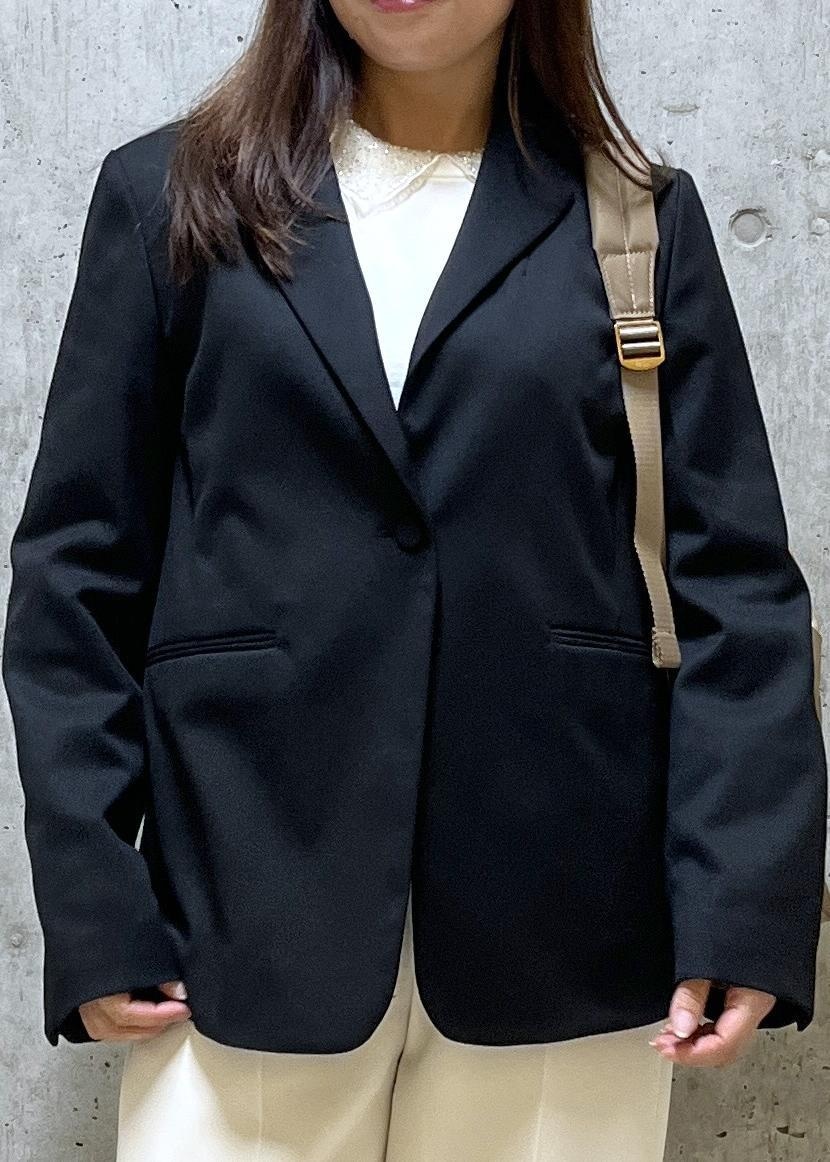 ブラック系のパンプス、ベージュ系のバックパック/リュック、ベージュ系のその他パンツを着用したレディースの冬コーディネートの4枚目の写真