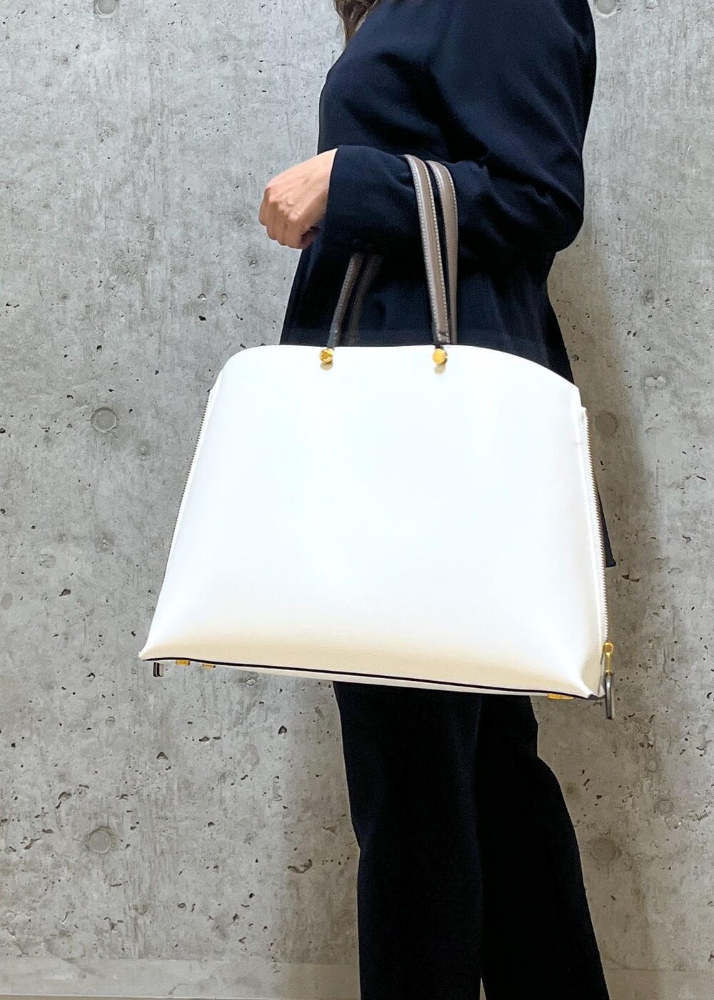 ホワイト系のトートバッグ、ブルー系のその他パンツ、ブルー系のシャツ/ブラウスを着用したレディースの秋コーディネートの6枚目の写真