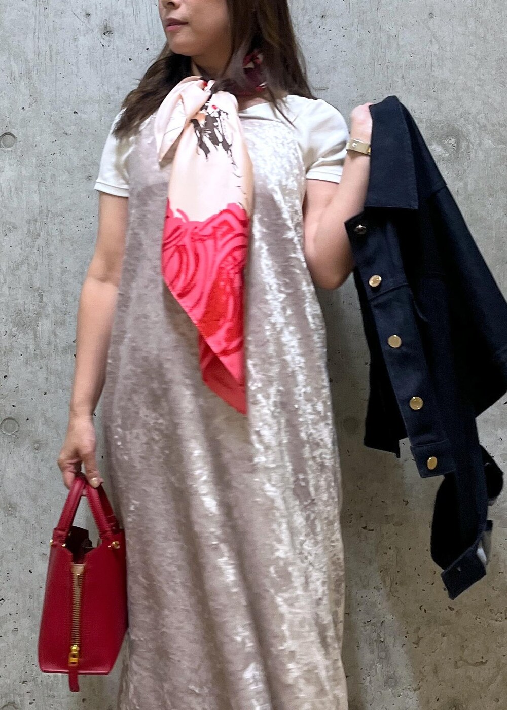 「ベロア、西宮阪急、153㎝、デニム、ネイビー、インディゴブルー、ベージュ、ロング、レッド、ローヒール、秋コーデ、ROPÉ、ウェーブ、イエベ秋、混合」｜「ROPE'のコットンシルク丸胴フライスカップ付き半袖カットソー（Tシャツ/カットソー、ホワイト系）」を使った、HARUさん（レディース・153cm）の秋コーディネートの6枚目の写真
